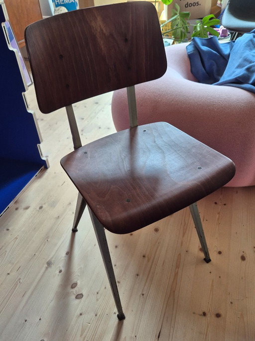 S16 van Galvanitas is de schoolstoel van de jaren ’60