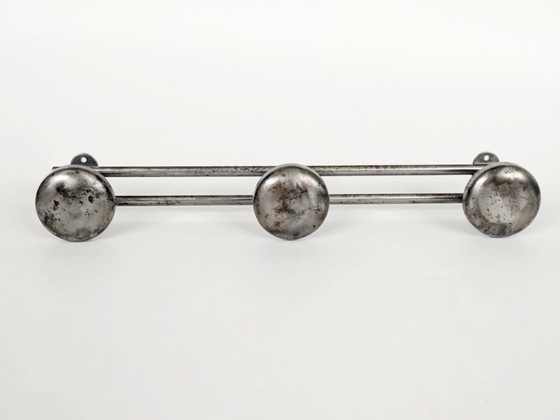 Image 1 of Paar französische Stahlgarderobenständer, industrielle Wandhaken aus den 1950er Jahren mit runden Köpfen