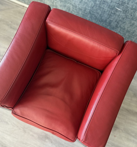 Image 1 of 2 vintage LC2 Le Corbusier stoelen in rood leer, Italië, jaren 80