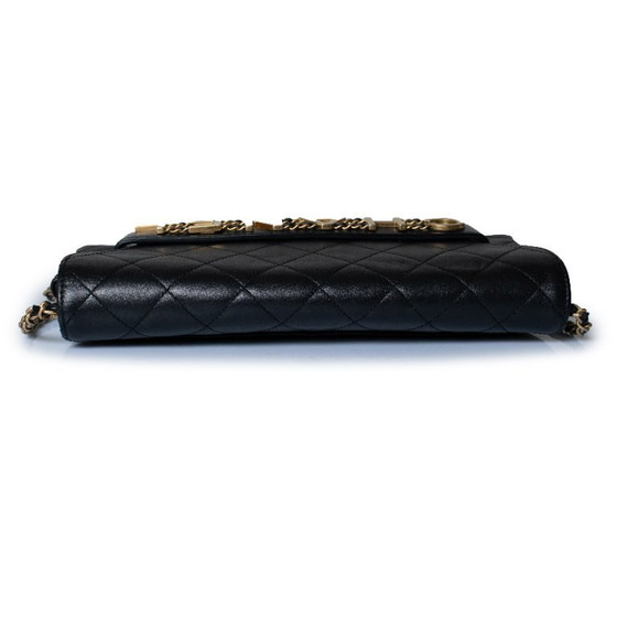 Chanel, Bolso de mano con solapa y logo encadenado – Clutches, Lambskin (photo 3 of 18)