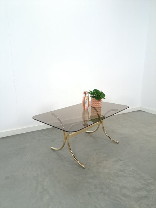 Table basse en verre fumé et pieds dorés de Suède