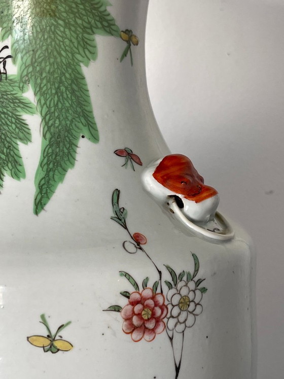 China (Republiekperiode, 1920-1940) — Grote Balustervormige Famille Rose Porseleinen Vaas Bloemen en Vogels (photo 9 of 12)
