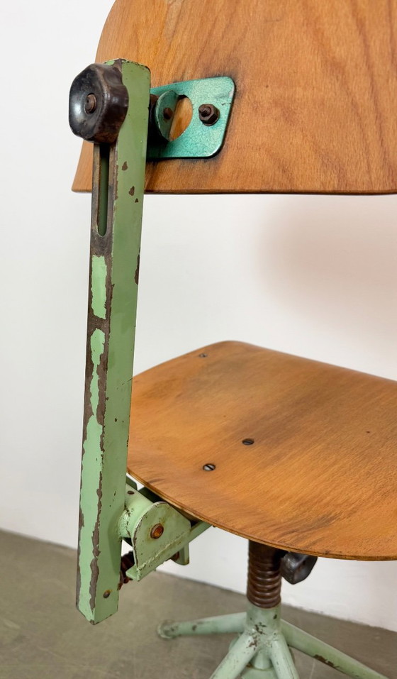 Chaise d'atelier industrielle verte, années 1950 – Tabourets, Iron (photo 16 of 18)