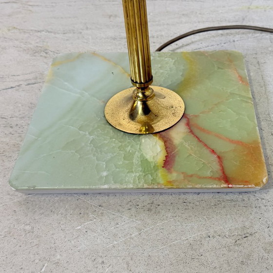 Image 1 of Lampadaire vintage avec structure en laiton et socle en onyx