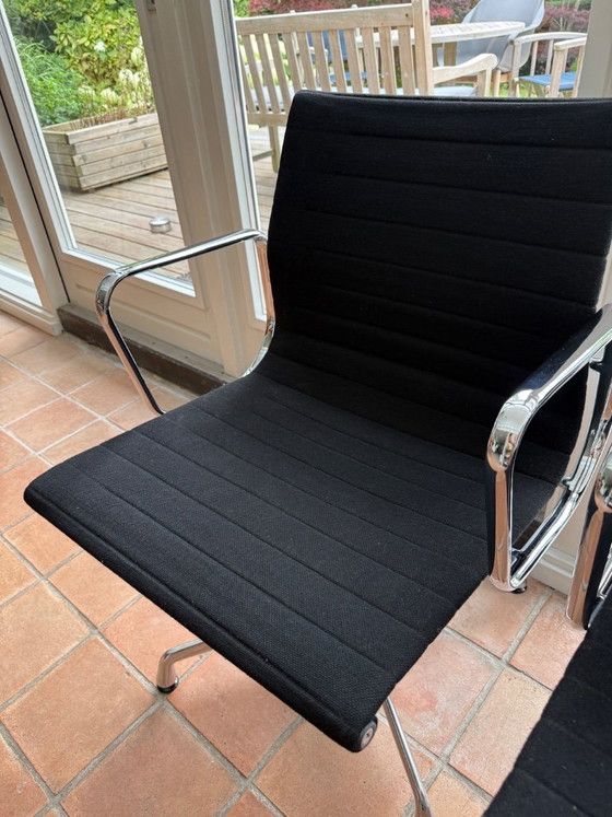 Image 1 of 2x chaises Vitra Eames EA 108 Nero Hopsak