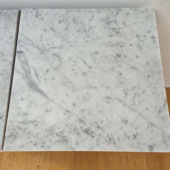 Image 1 of Ensemble de tables de chevet/comptoirs anciens avec plateau en marbre. Prix de l'ensemble