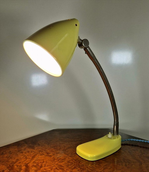 Hala Zeist burolamp in geel pastel.