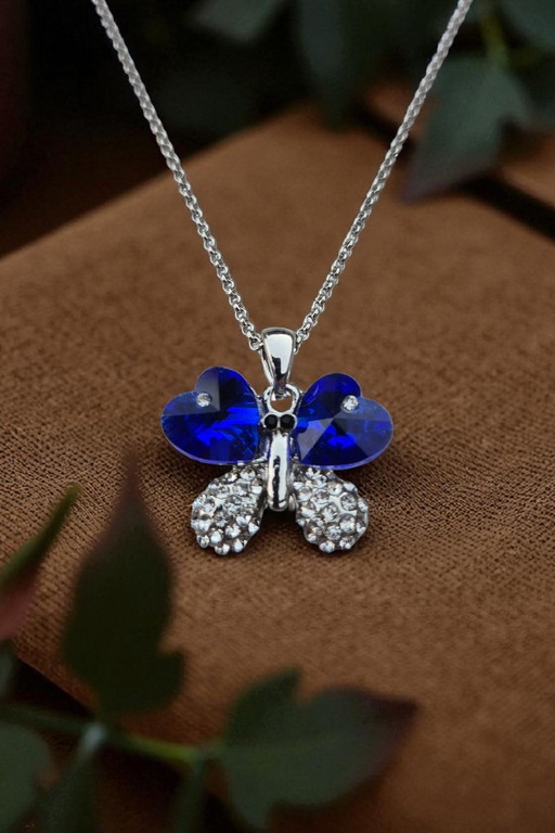 Pendentif papillon en cristal de roche plaqué or blanc 18kt avec chaîne