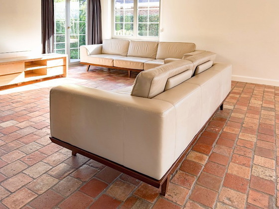 Image 1 of Juego de 2 elegantes sofás de cuero con estilo de mediados de siglo.