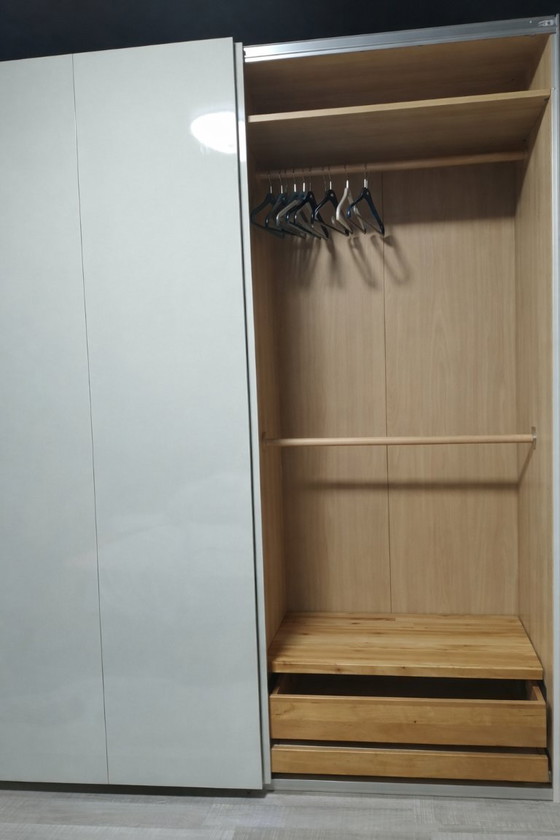 Image 1 of Großer IKEA PAX Kleiderschrank, 3 m – graue Schiebetüren – zahlreiche Schubladen