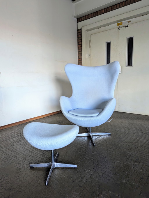 Réplique de la chaise Egg avec ottoman