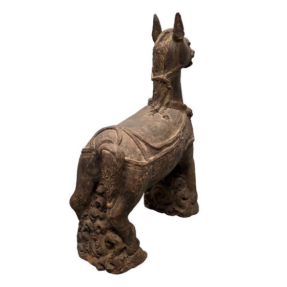 Image 1 of Caballo de terracota antiguo procedente de un templo de la India.
