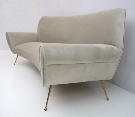 Image 1 of Gigi Radice Mid-Century Modern Italiaanse fluwelen gebogen bank voor Minotti, jaren 50