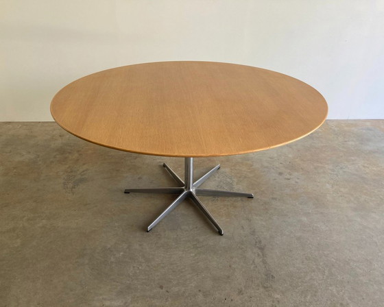 Image 1 of Fritz Hansen Circular vintage tafel door Arne Jacobsen 1967