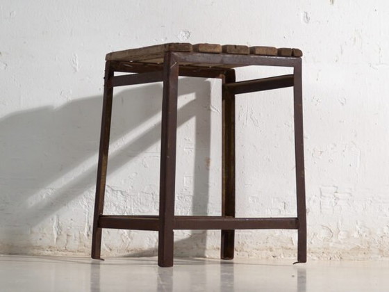 Antique industrial stool in pine wood and iron – Central Europe, circa 1950 – Industrieel (photo 22 of 40)