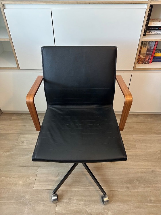 Bulo Vincent Van Duysen black office chair with wooden armrests, Bulo - design by Vincent Van Duysen, Leather (photo 2 of 11)