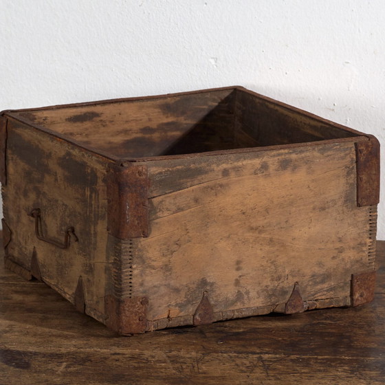 Antique Chinese wooden basket with iron straps – China, circa 1900 – Decorative Objects (photo 4 of 40)