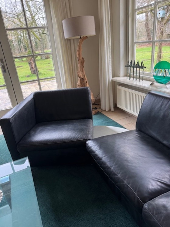 Image 1 of 4-seater black thick leather sofa, divisible with side table