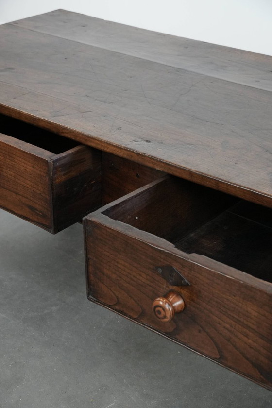 Image 1 of Antieke en tijdloze Zuid Europese salontafel gemaakt van kastanjehout uit de 18e eeuw met twee lades