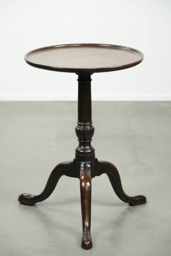 Image 1 of Charmante antieke Engelse ronde bijzet/ wijntafel uit eind 18e/ begin 19e eeuw met een prachtige diep en warm patina