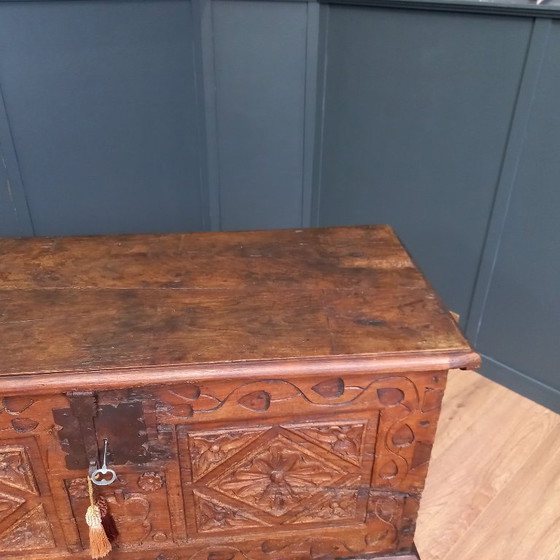 Image 1 of coffre en bois de châtaignier du XVIIIe siècle