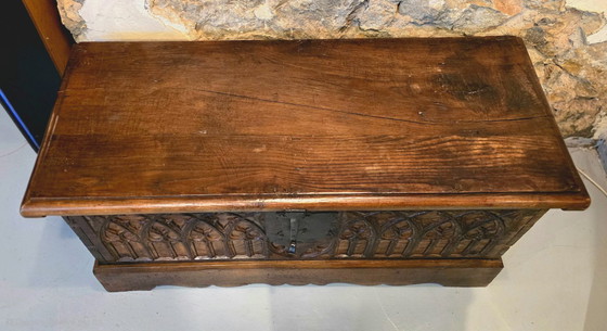 Image 1 of 18e-eeuwse massief eikenhouten gotische kist, Frankrijk