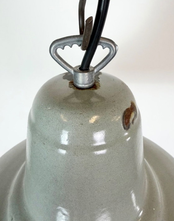 Lámpara colgante industrial de esmalte gris, década de 1960. – Lámparas colgantes, Iron (photo 7 of 17)