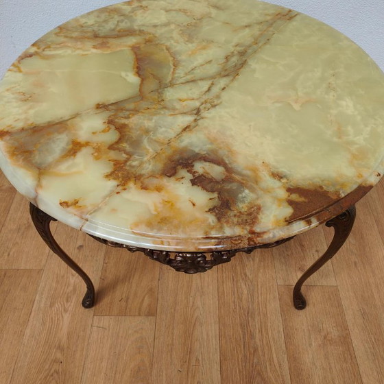 Table basse ronde de style Régence, en laiton avec plateau en marbre onyx. – Tables basses, Marble, Brass (photo 10 of 10)