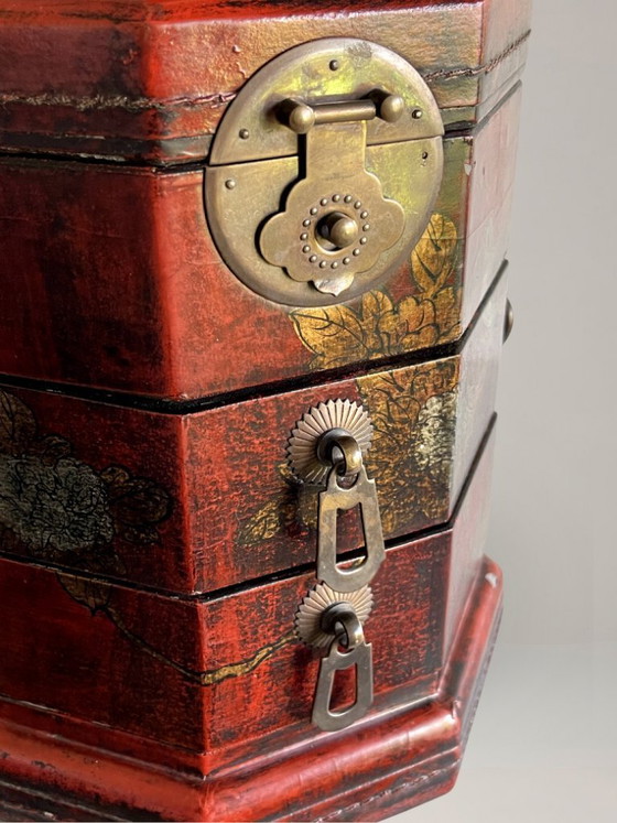 Image 1 of Lampenpaar in lackierten, asiatisch inspirierten Gehäusen, polychromer Verzierung und Messing – 63 cm