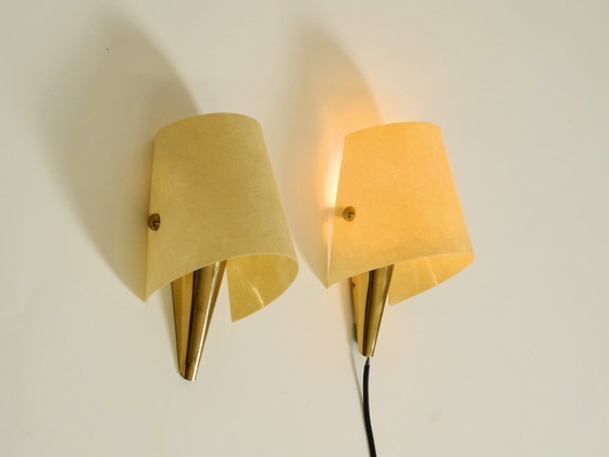 Image 1 of Una coppia di eccezionali applique da parete in ottone in stile Mid-Century Modern con paralumi in fibra di vetro.