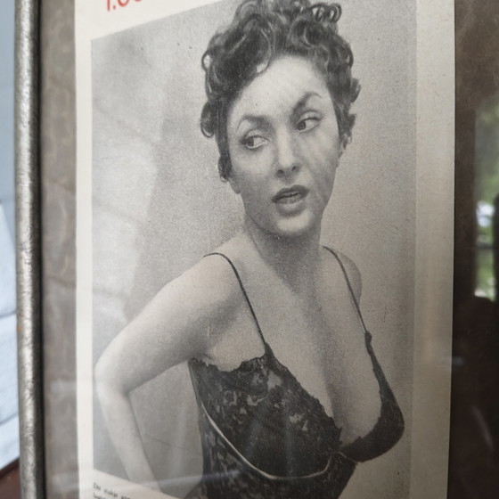 Image 1 of Originele Gina Lollobrigida magazinepagina – "Schokkend" – Authentieke vintage magazinepagina – Ingelijst – 20 × 27 cm