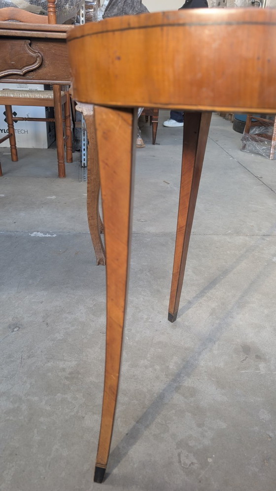 Image 1 of Tavolino di forma tonda, lastronato in noce, avec gambe a sciabola