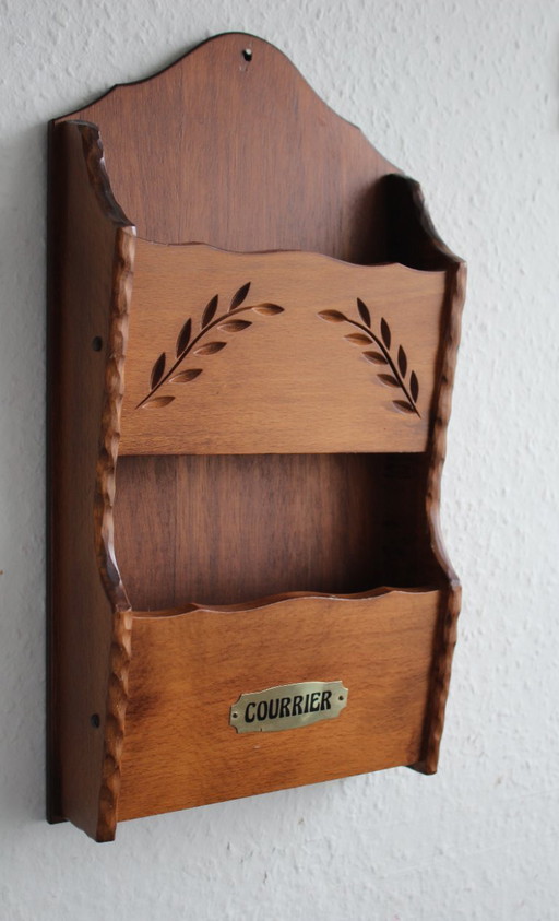 Altes französisches Briefregal aus Holz mit dekorativer Schnitzerei 2 Ablagen