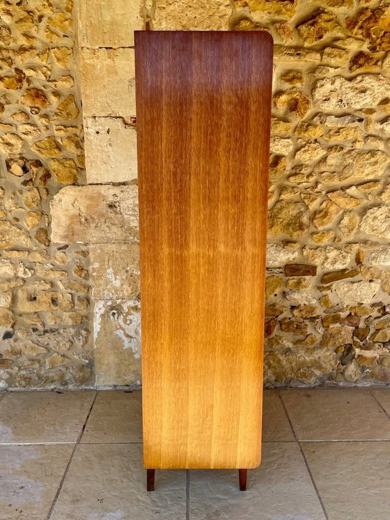 Image 1 of Librería de roble de mediados de siglo, con puertas correderas de cristal, década de 1960