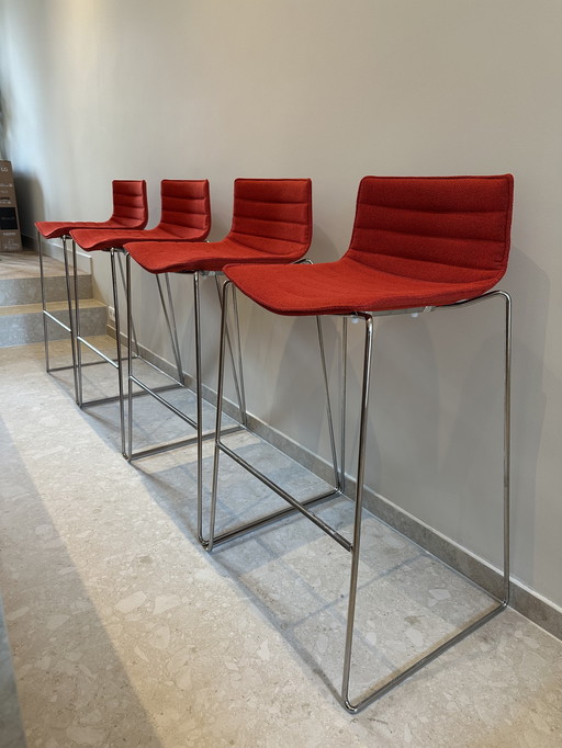 4x sgabello da bar Arper Catifa 46 design rosso Alberto Lievore