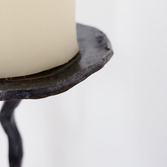 Image 1 of Grand candélabre en fer forgé au design abstrait et doté de trois porte-bougies