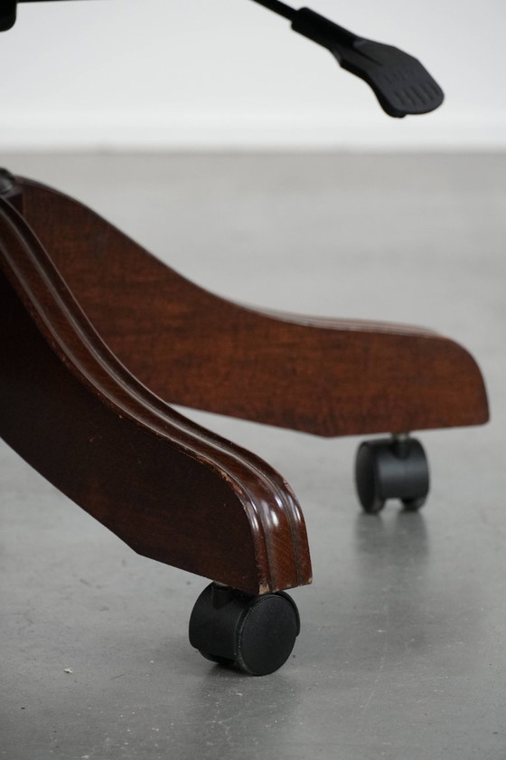 Image 1 of Rundleren en houten swiffel en tilt chesterfield bureaustoel in Engelse stijl op wieltjes