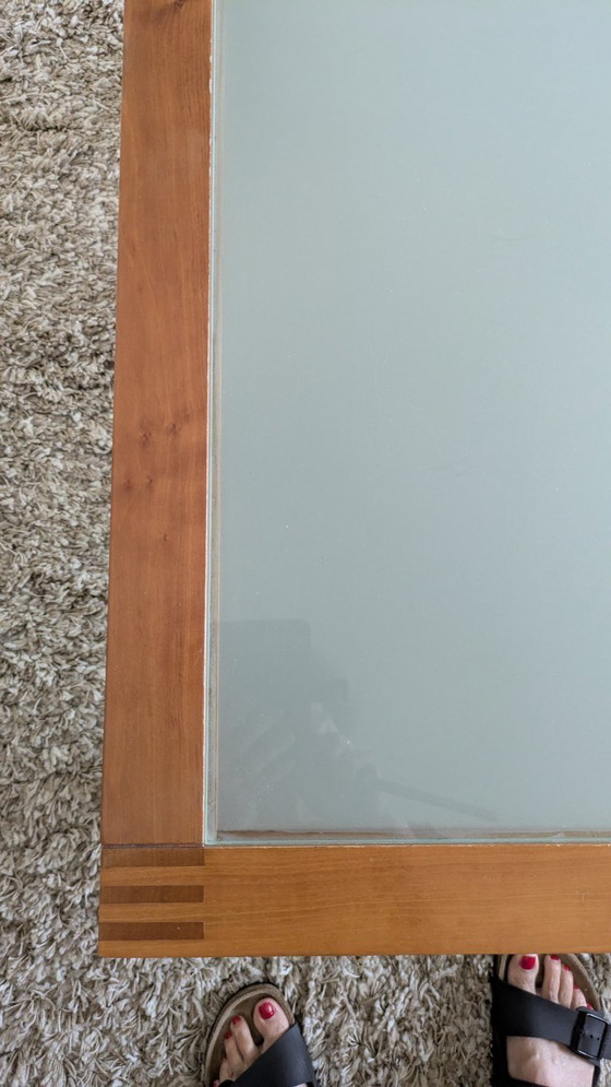 Image 1 of Table basse Arco en bois de cerisier rouge, élégante avec plateau en verre, datant de 1996.