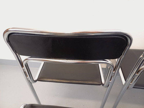 Image 1 of Suite de 6 chaises italiennes empilables vintage en métal chromé et skai noir des années 70 80