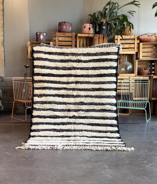 Tapis berbère marocain en laine noire et blanche 115 x 165 cm