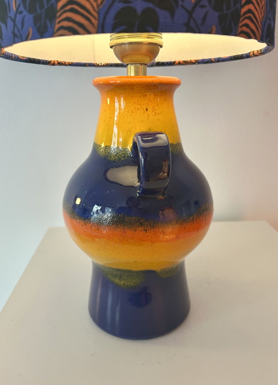 Image 1 of Een tafellamp gemaakt van een originele Dümler & Breiden Pop Art vaas uit de jaren 70, vervaardigd uit gerecyclede materialen.