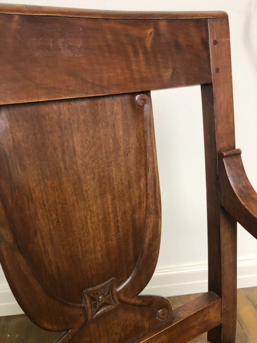 Fauteuil ancien (vers 1820) en bois de noyer avec un nouveau revêtement en lin