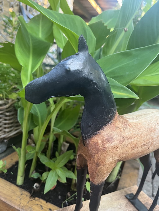 Scultura di cavallo in legno