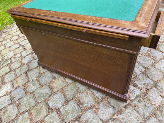 Image 1 of Scrivania da ministro/a per partner, 160x120 cm, mogano e rovere. 15 cassetti. Inglese.