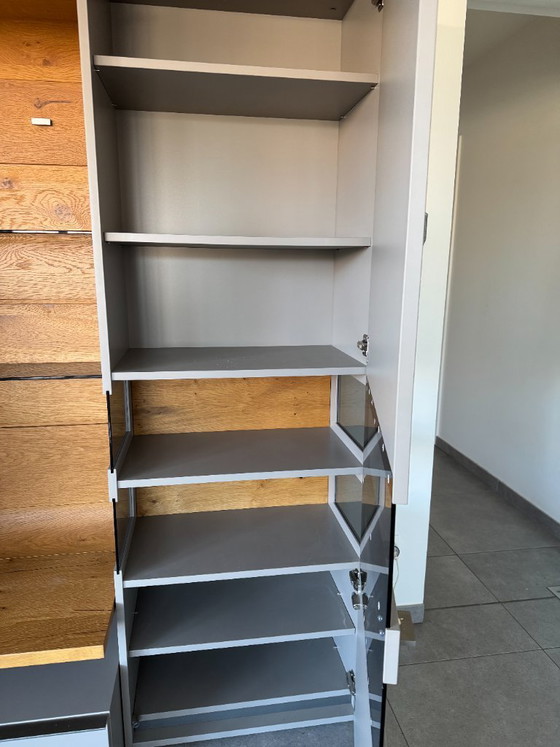 Image 1 of Mobile TV a parete Gwinner in rovere con 2 vetrine e illuminazione integrata.