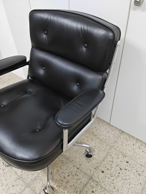 Vitra Eames Lobby Chair ES 104 – Bürostühle, Leather, Aluminium (photo 9 of 12)