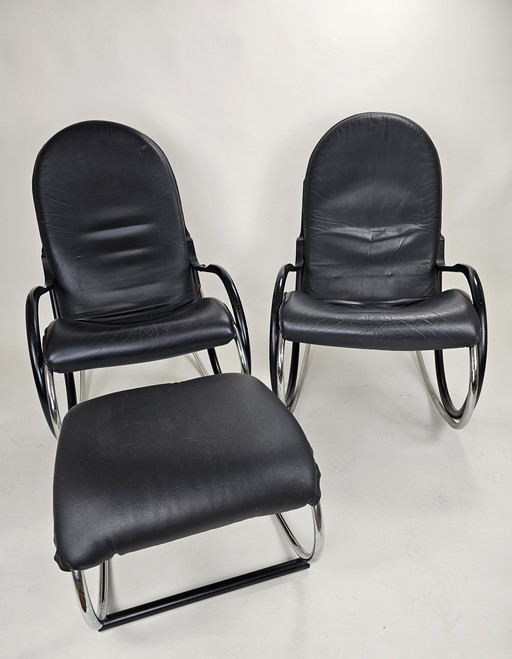 Twee schommelstoelen met 1 voetenbankje design Paul Tuttle voor Strässle model Nonna