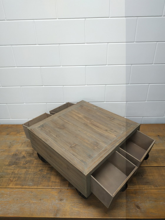 Image 1 of Table basse mobile industrielle ou table basse végétale avec 4 tiroirs