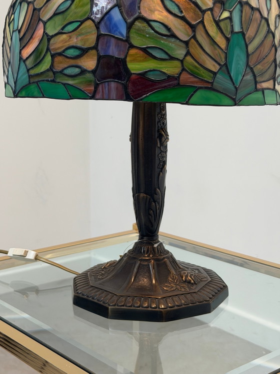 Lámpara de mesa estilo Tiffany con vidrieras y base de hierro fundido. – Lámparas de mesa, Glass (photo 4 of 5)