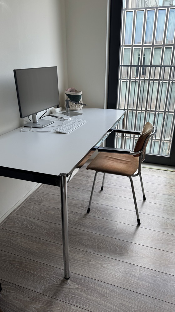 Image 1 of Bureau USM Haller d'origine avec piètement chromé et plateau blanc